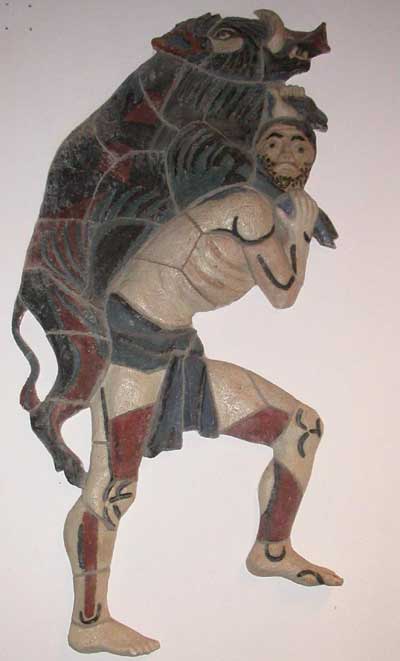 Herakles met de ever Herakles (bij de Romeinen Hercules) is de meest populaire van de Griekse halfgoden. Hij had een fenomenale lichaamskracht: als baby van acht maanden wurgde hij al spelend twee reusachtige slangen! Toen hij in een vlaag van waanzin zijn eigen kinderen had gedood, moest hij als straf zich in dienst stellen van koning Eurystheus van Mycene, die hem de volbrenging van twaalf zware taken oplegde. De vierde ervan was de opdracht om in Arcadi&euml; een wild zwijn te gaan vangen en dat levend bij Eurystheus te brengen. Toen Herakles het everzwijn afleverde, kroop de held Eurysteus van angst in een groot bronzen vat.